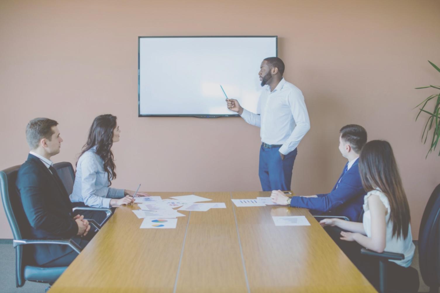 Trading-Arbeitsplatz mit Charts und Analysewerkzeugen